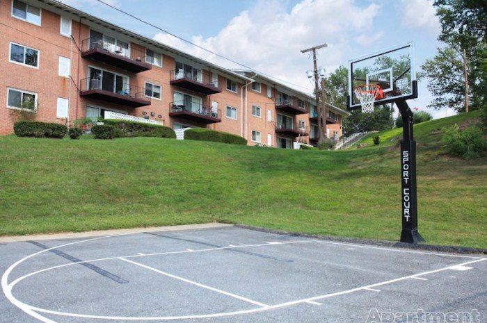 Round Hill Apartments 1 Bedroom with open closets