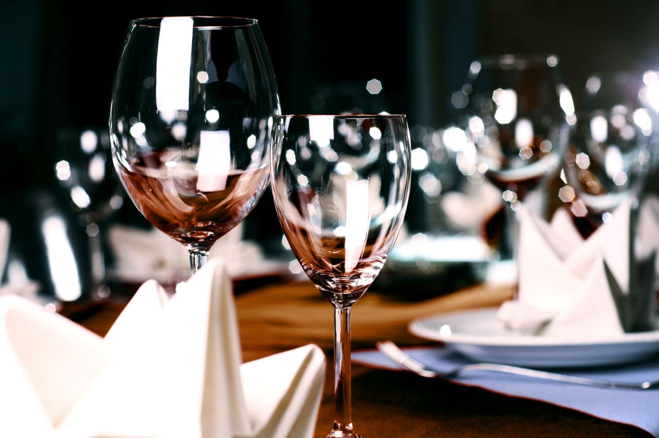 sala di un ristorante con tavolo apparecchiato