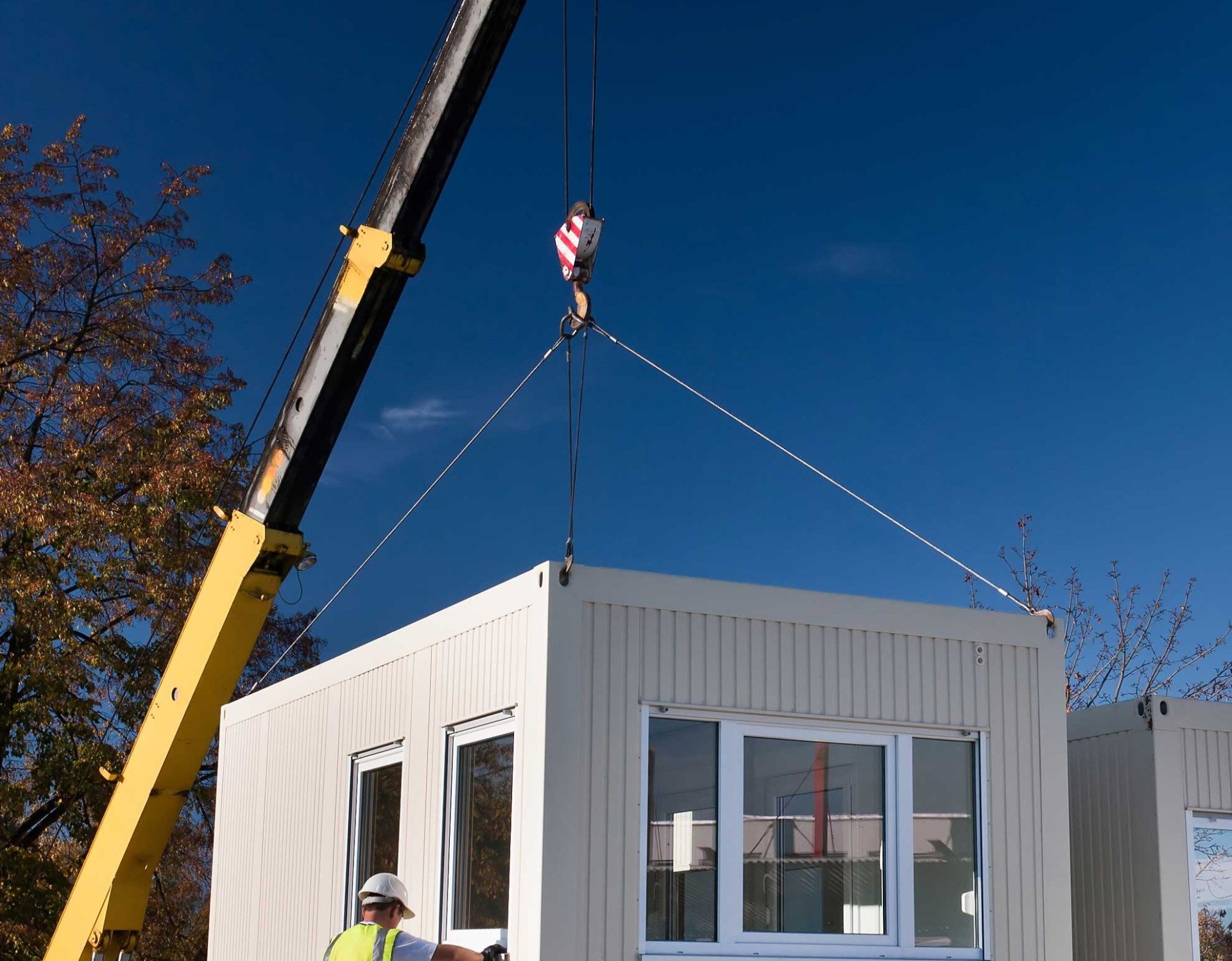 grue qui lève bureau de chantier