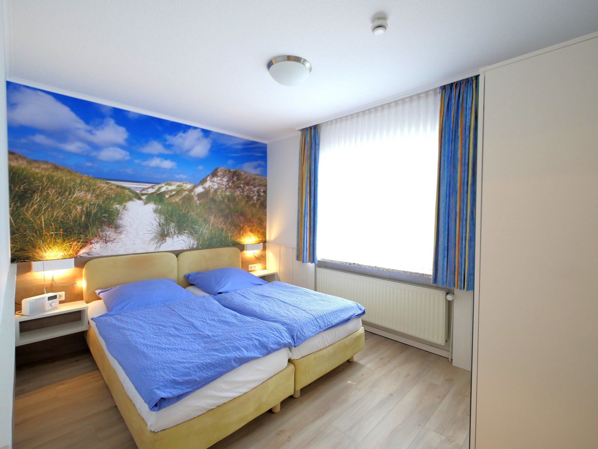 Schlafzimmer mit Encasings, Verdunkelungsgardinen Appartmenthaus Seestern Wohnung Nr.9
