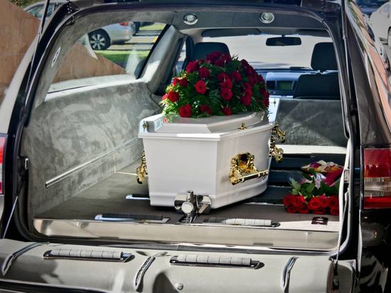 Bara bianca all'interno di un mezzo funebre