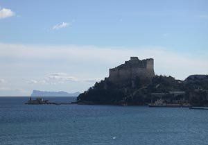Castello di Baia sul mare