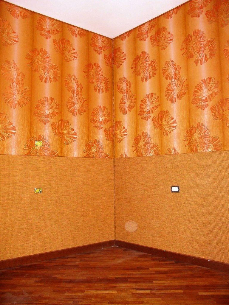 Parete arancione decorata