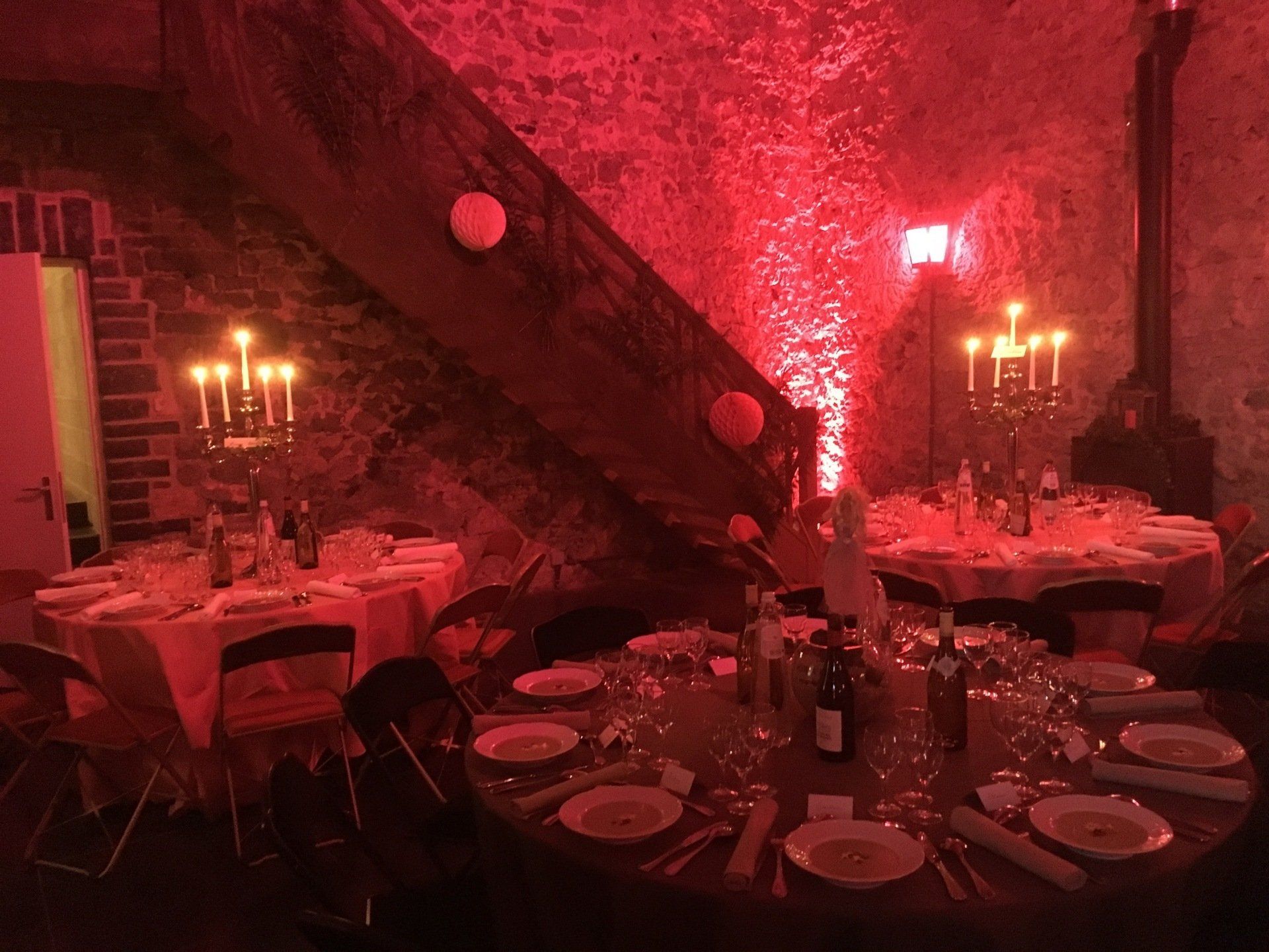 BIORGANIC - traiteur événementiel gastronomique 100% Bio à Namur, salle à louer Ferme de Blocqmont sur les hauteurs de la Meuse à proximité de Dinant, dans un cadre de verdure accessible par un chemin privé.