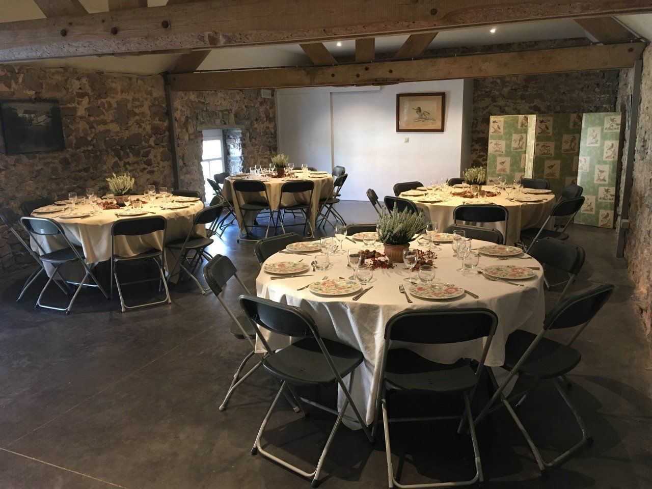 BIORGANIC - traiteur événementiel gastronomique 100% Bio à Namur, salle à louer Ferme de Blocqmont pour une capacité de 150 personnes assises. Elle est également aménagée d’une petite salle chauffée, de max 60 personnes assises.