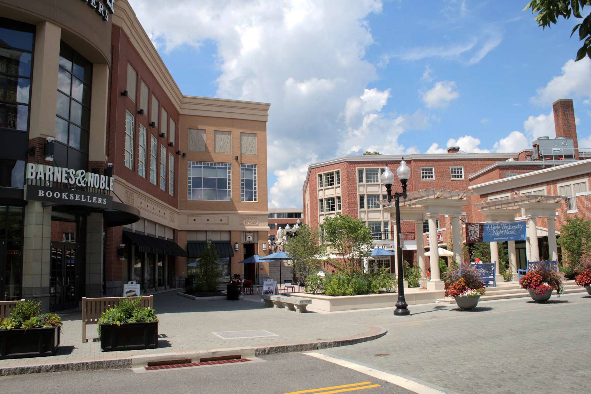 A large building with a sign that says barnes & noble