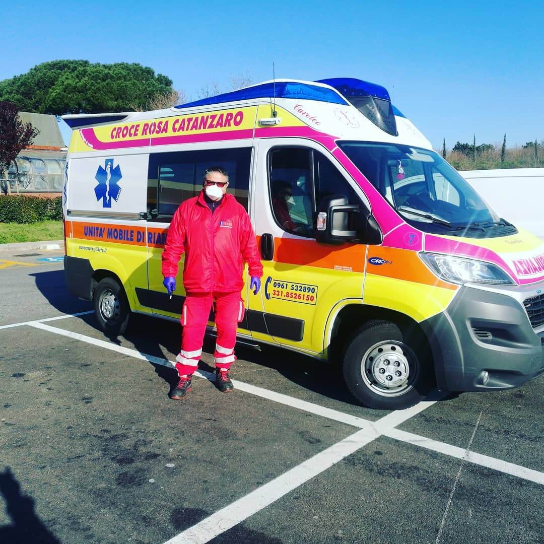 autoambulanza con operatore fornito di guanti e mascherina