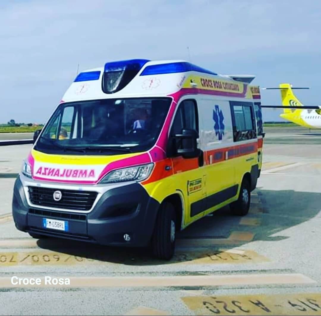 ambulanza della croce rossa posteggiata