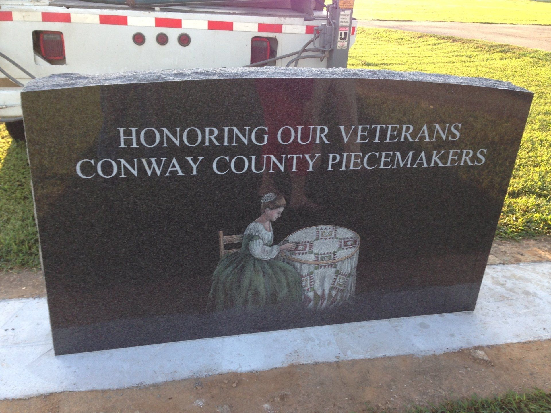 A gravestone that says honoring our veterans conway county piecemakers