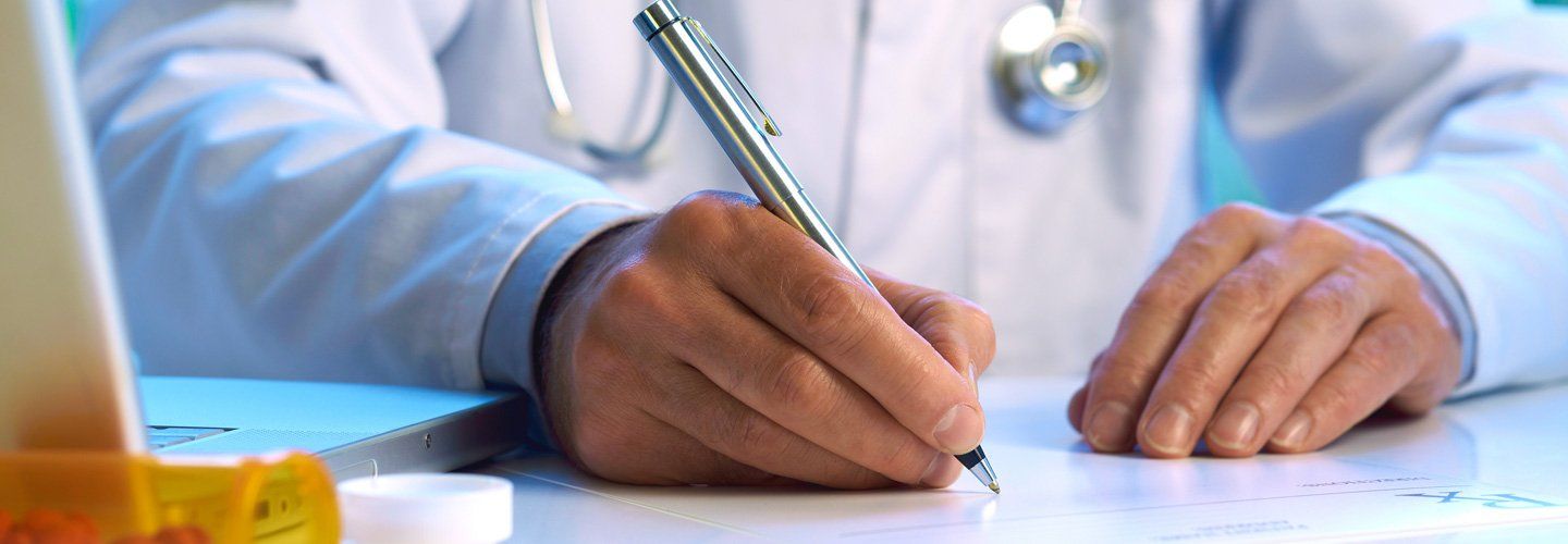 Dottore scrivendo il referto medico ad Altopascio