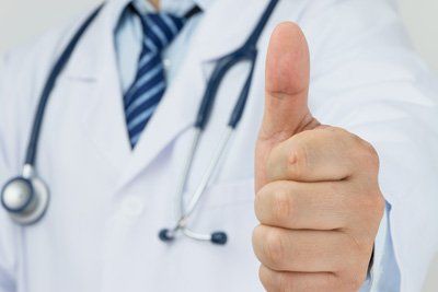 Dottore che mostra il pollice in su presso gli Studi Medici Igea ad Altopascio