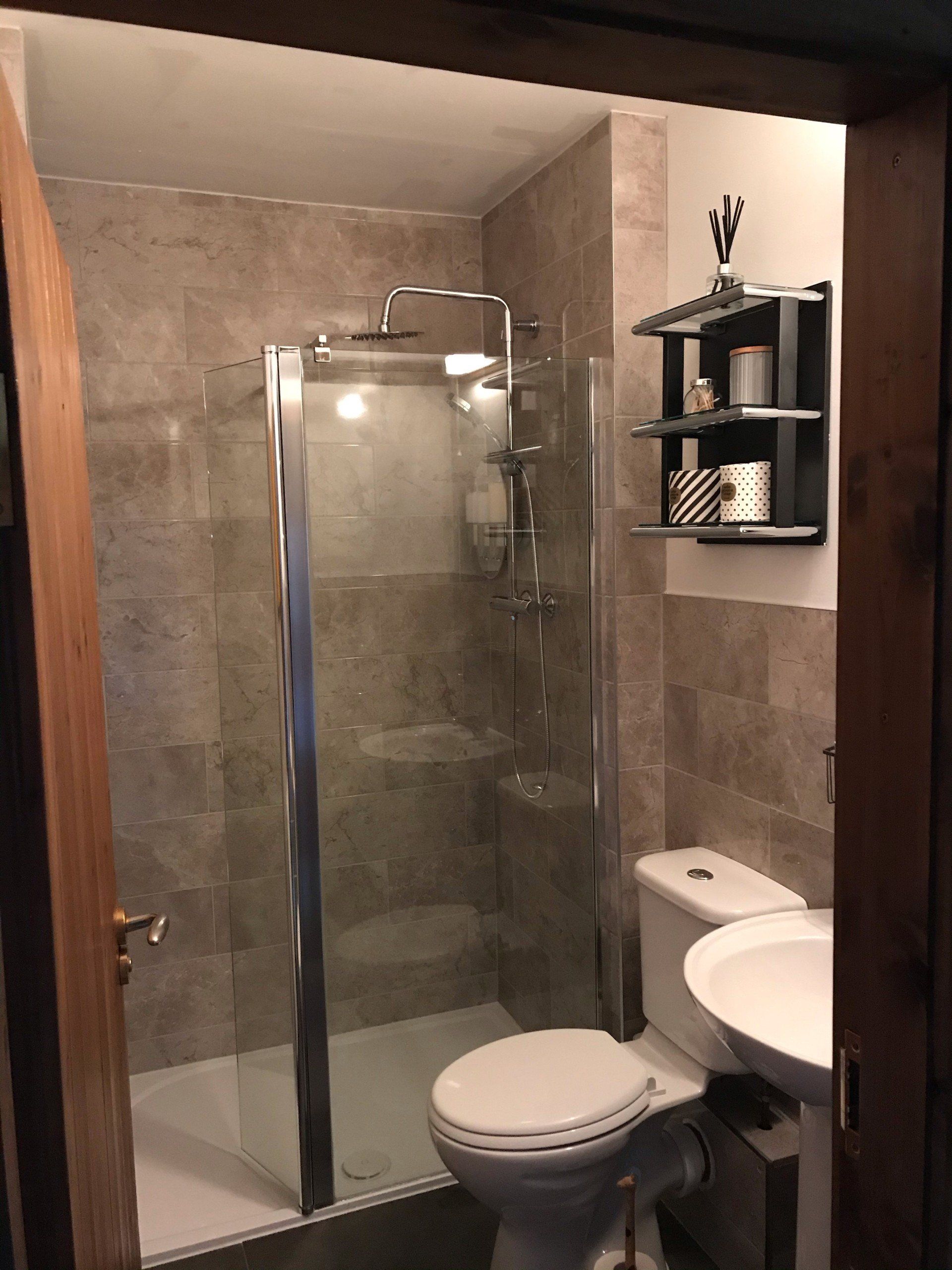 Modern en-suite with brown marble tiles on all walls