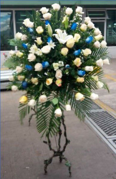 TATY FLORISTERIA - Arreglo de flores en pedestal