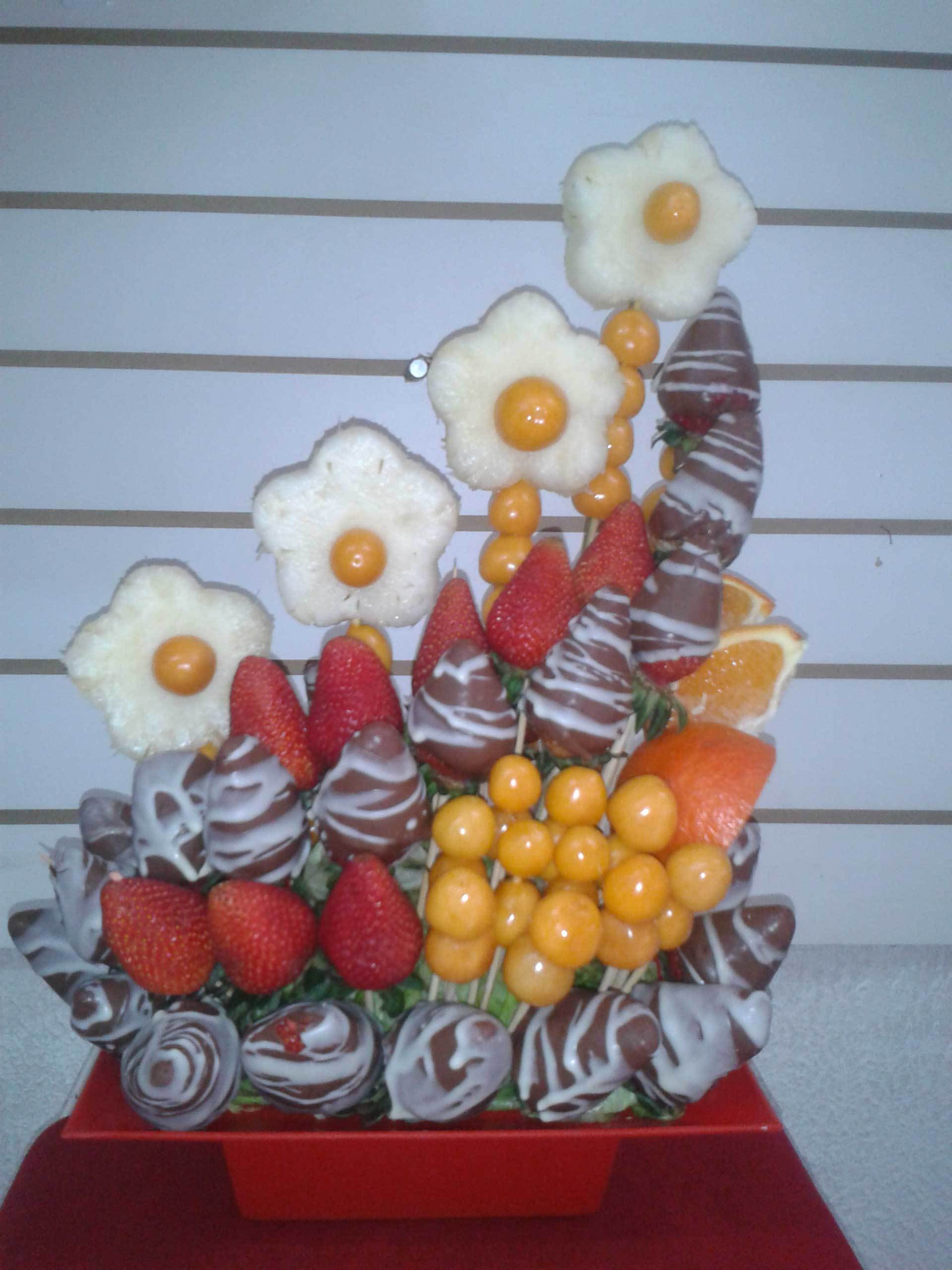 TATY FLORISTERIA - Fresas al chocolate, piña, uvillas y naranjas