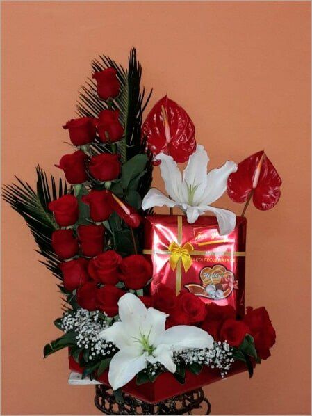 TATY FLORISTERIA - Rosas, anturios, lirios y caja de chocolates