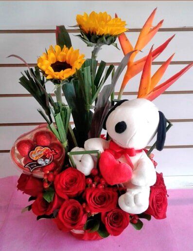 TATY FLORISTERIA - Rosas rojas con girasoles, caja de chocolates y peluche