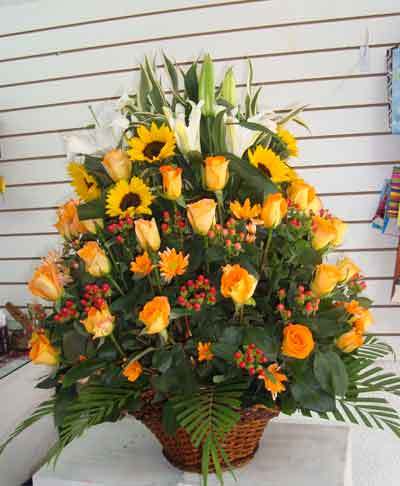 TATY FLORISTERIA - Canasto de rosas con girasoles y flores varias