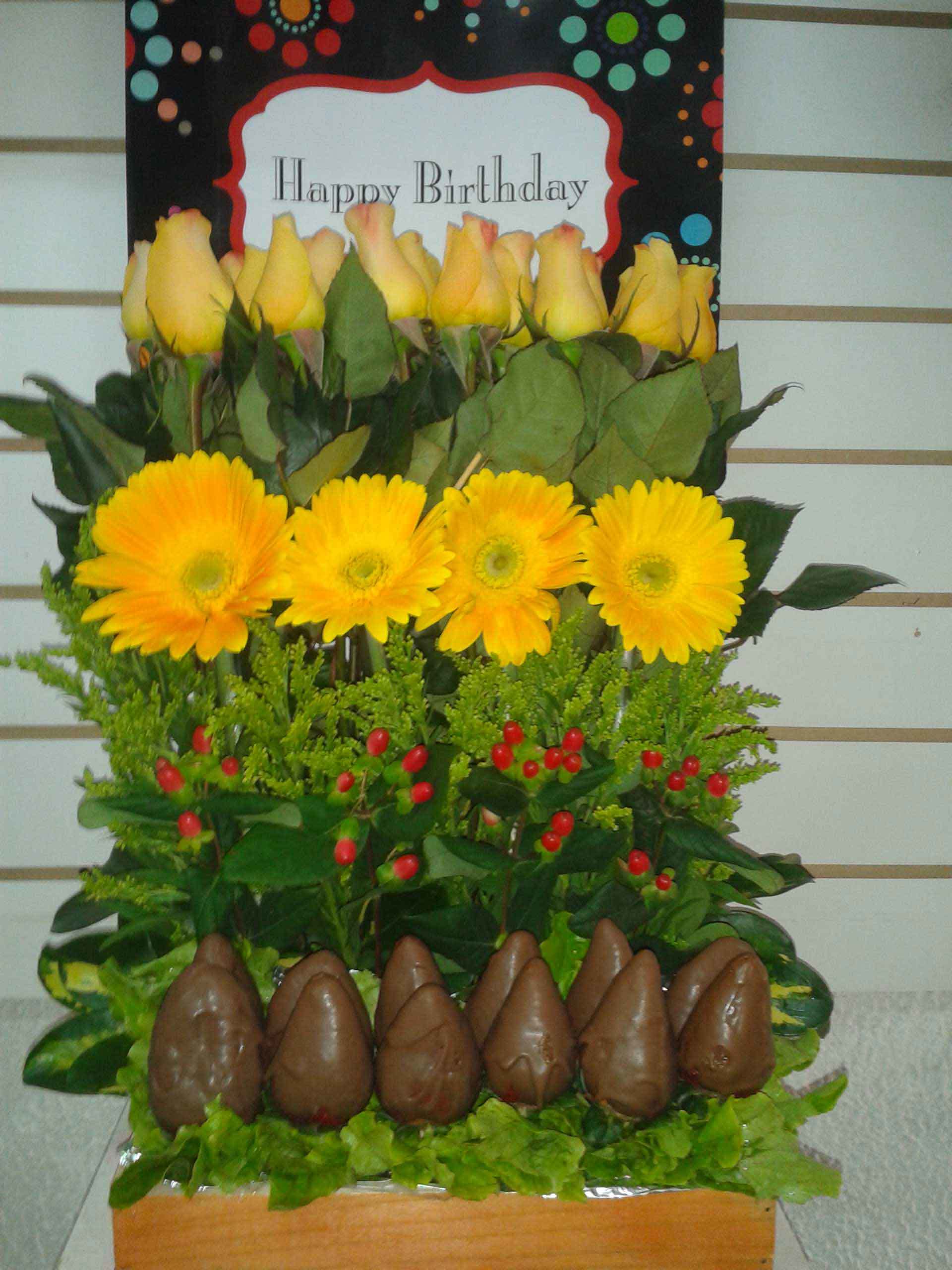 TATY FLORISTERIA - Caja de madera con rosas, gerberas, fresas al chocolate