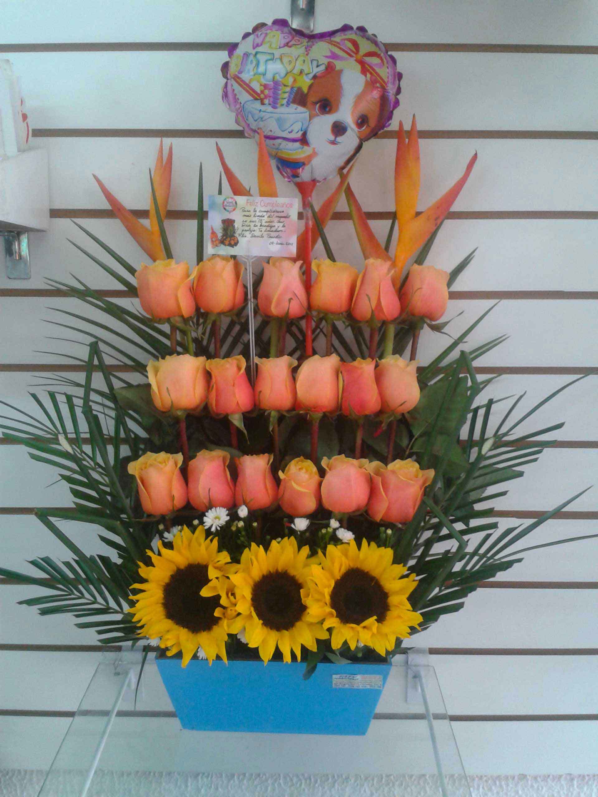 TATY FLORISTERIA - Caja demadera con rosas, girasoles y globos