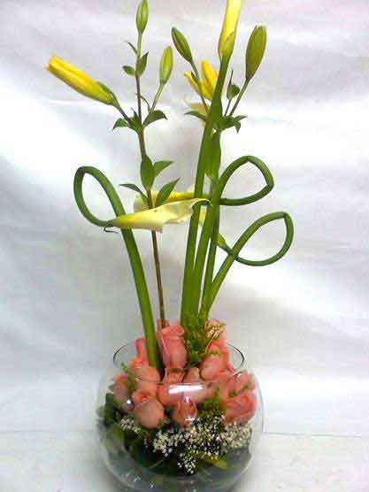 TATY FLORISTERIA - Esfera de cristal con rosas, liliums y cartuchos