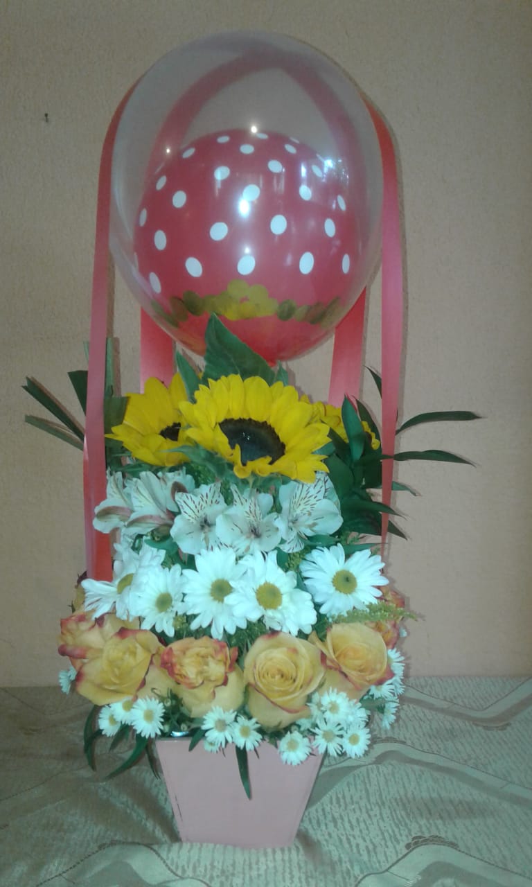 TATY FLORISTERIA - Bouquette de rosas rojas, follajes y caja de chocolates