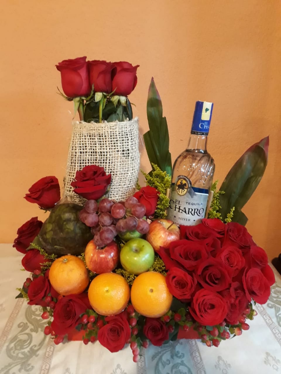 TATY FLORISTERIA - Caja de madera con rosas azules y orquídea