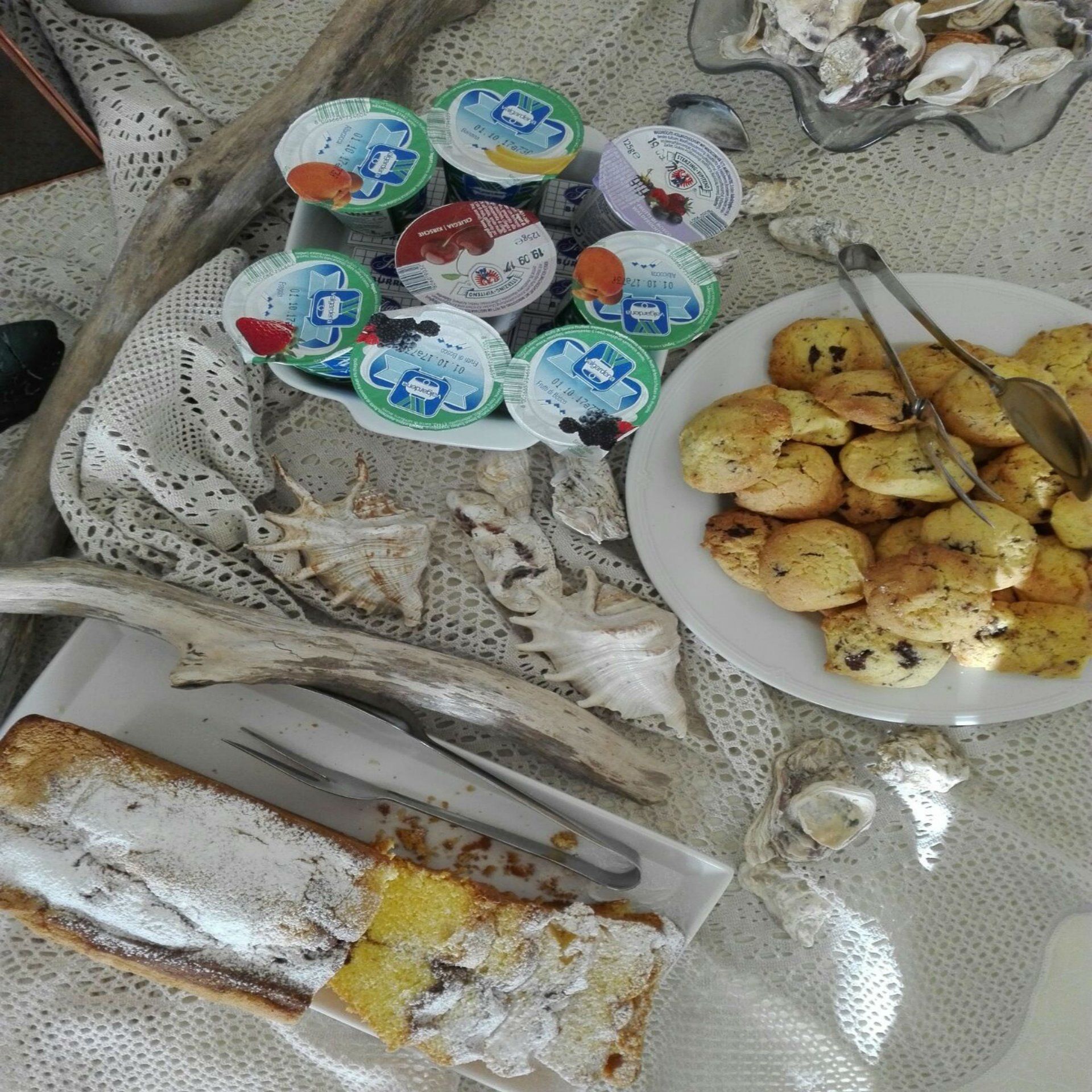 tavolo con piatti e bottiglie