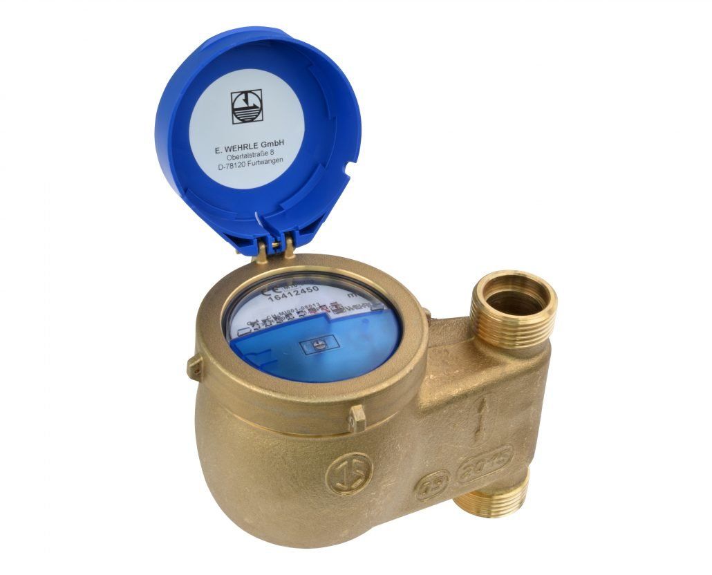 Ein Wasserzähler aus Messing mit einem blauen Deckel, geöffnet, der den Zählerstand anzeigt.