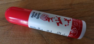 Een bus Sensi Flex Spray met rode dop en het opschrift 