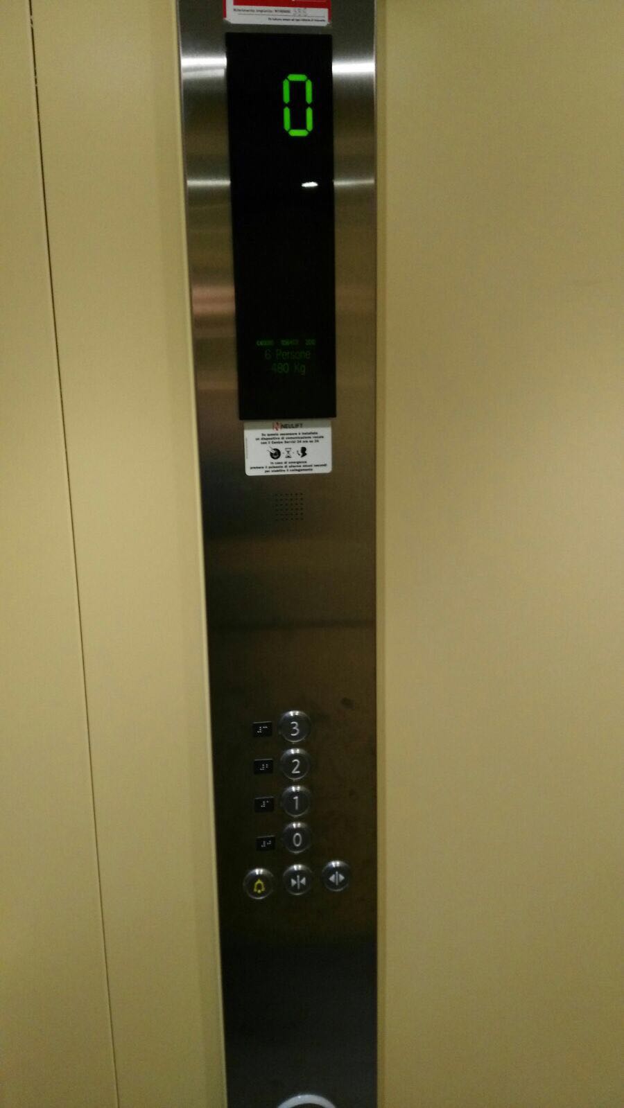 Pulsantiera di ascensore in stile moderno