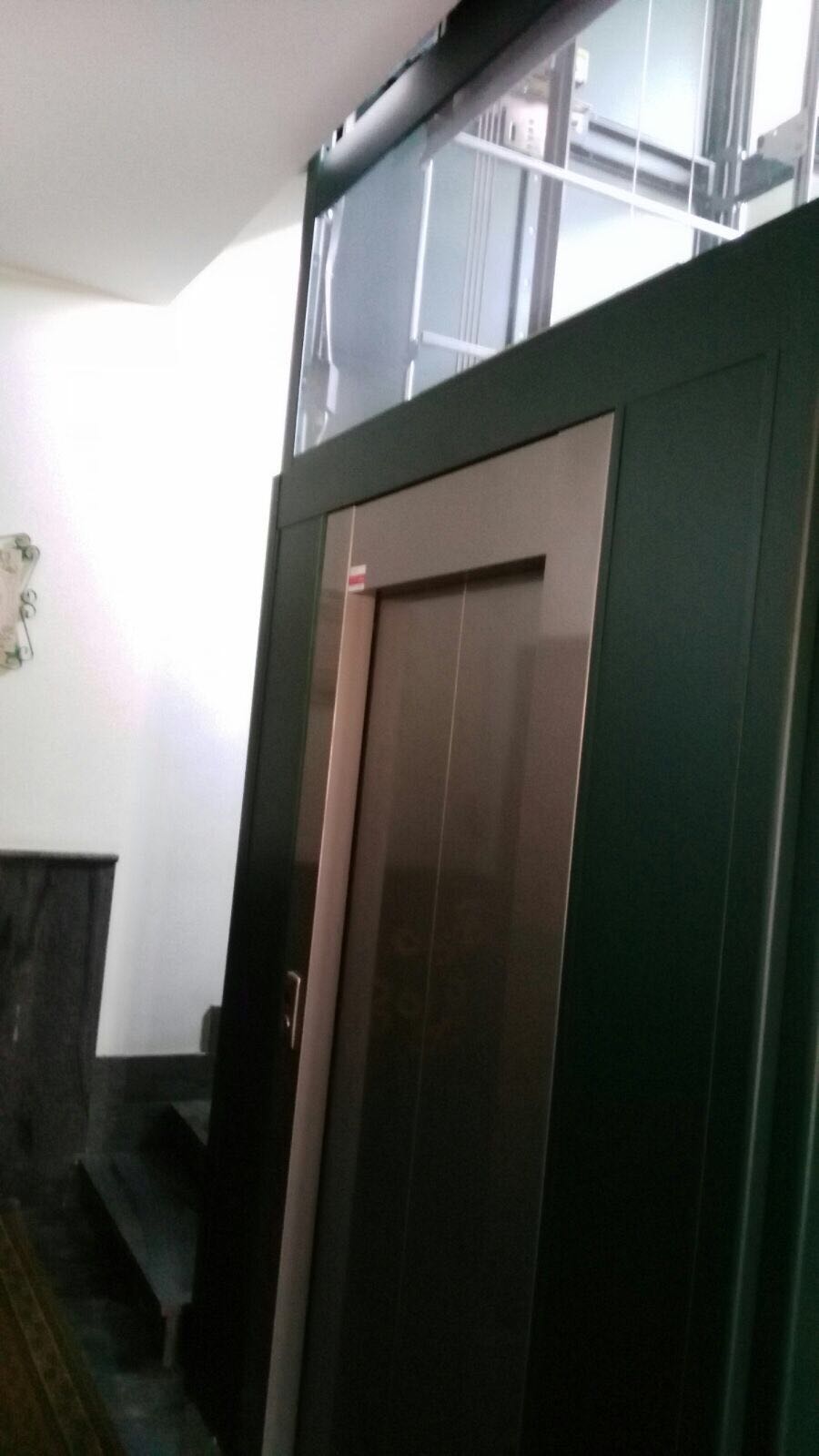 Porta di un ascensore