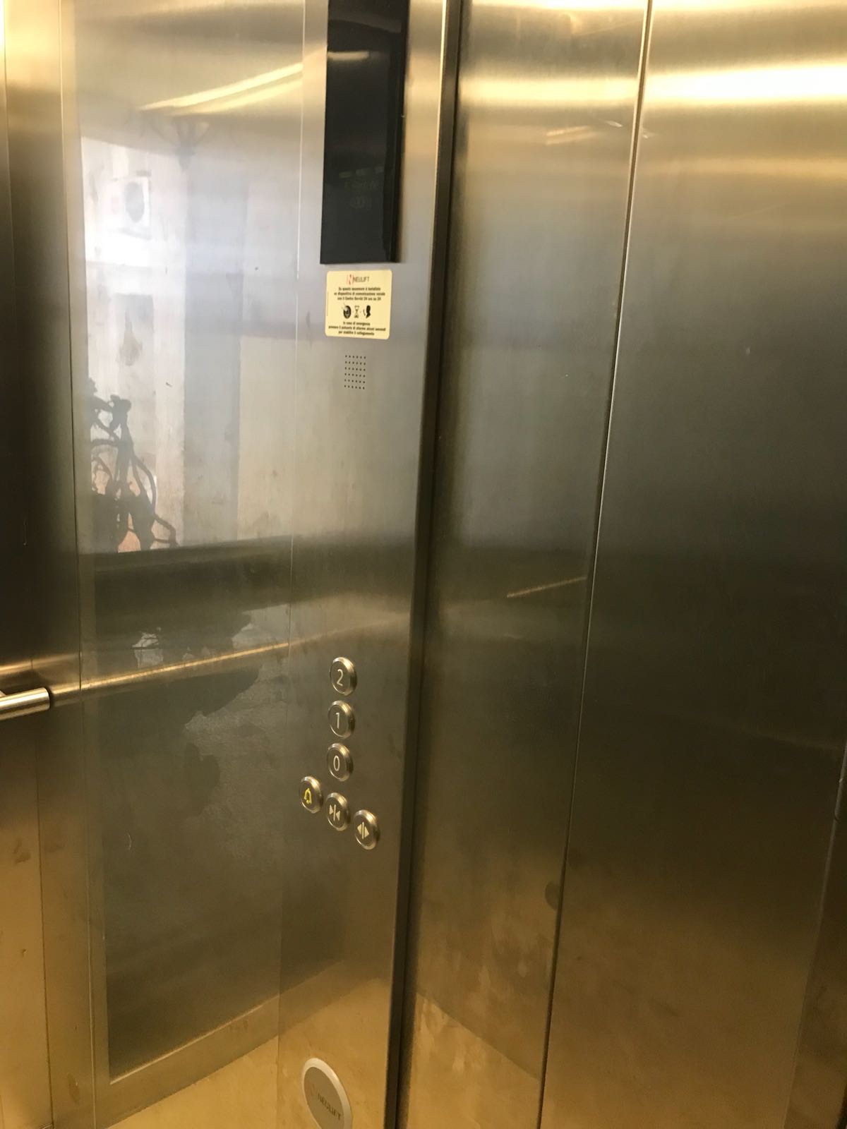 Ascensore di metallo