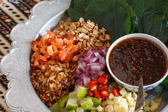 Tutti i vegetali pronti per aggiungere alla sua piatto e godere:Cile,pomodoro,carota,ravizzone, limon e la salsa di cile dolce per aliƱar