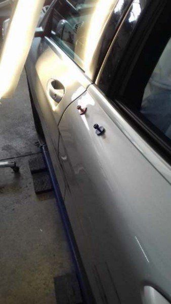 Carrozzeria laterale di un'automobile durante una riparazione