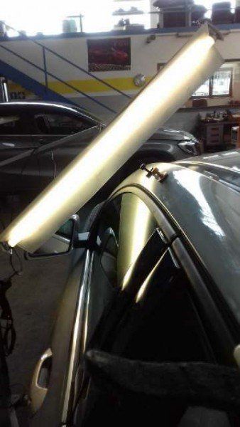 Auto in riparazione in un'officina