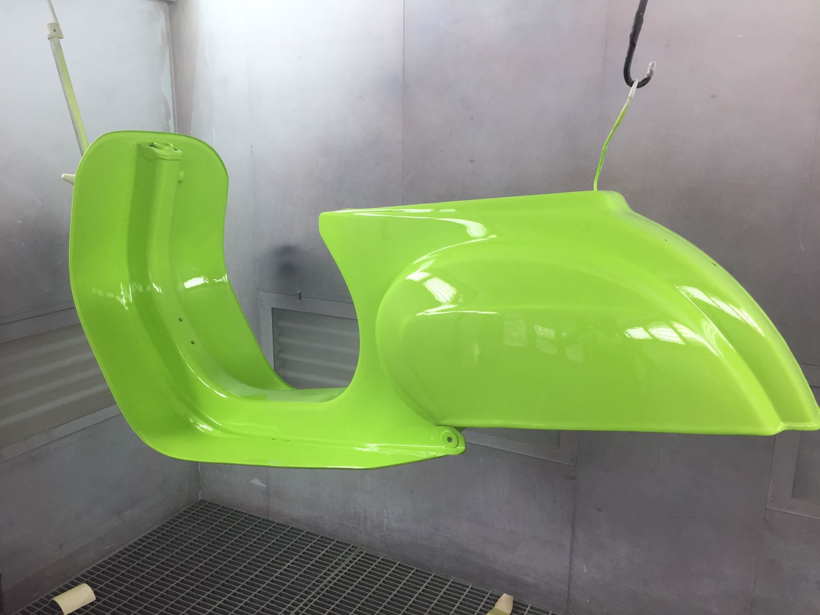 Trattamento di riverniciatura di una Vespa 50L
