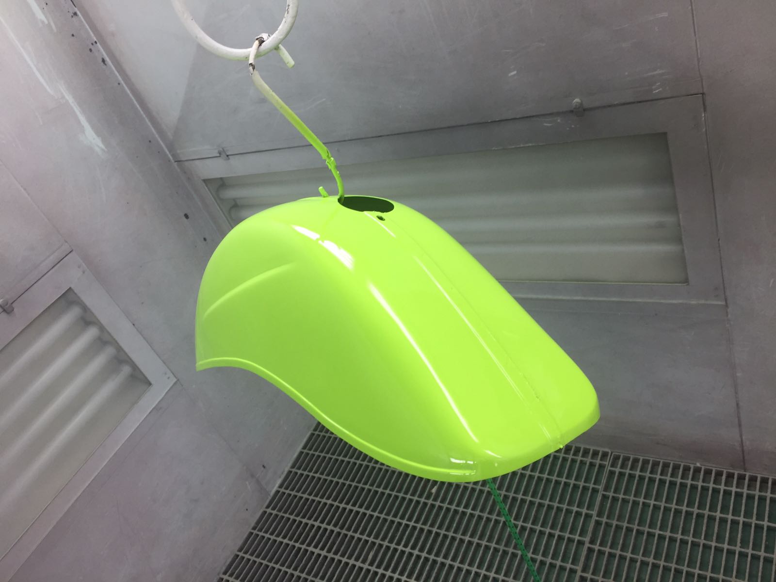 Riverniciatura componente di una Vespa 50L