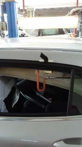 Vettura durante una riparazione della carrozzeria