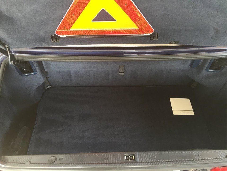 Pulizia di un bagagliaio auto