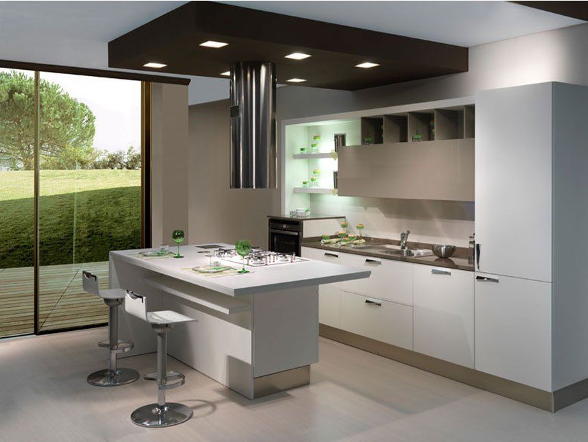Cucina con tavolo