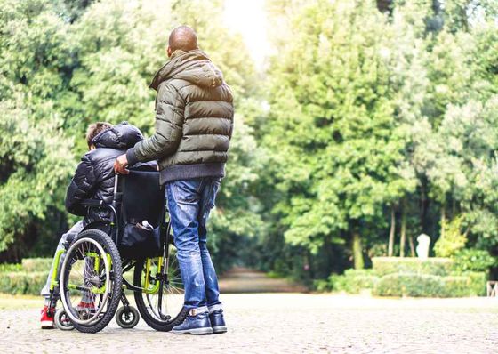 disabile su sedia a rotelle