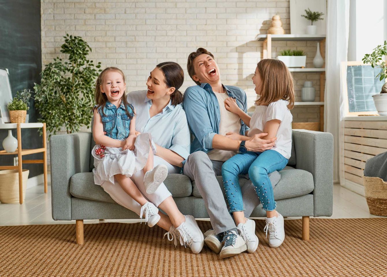 Famiglia su divano