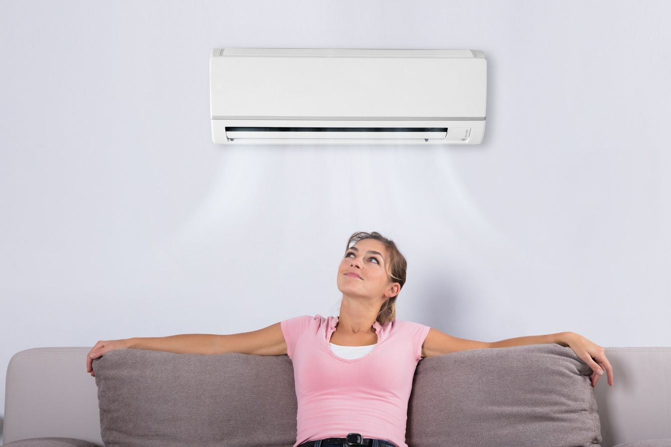 Donna sotto climatizzatore