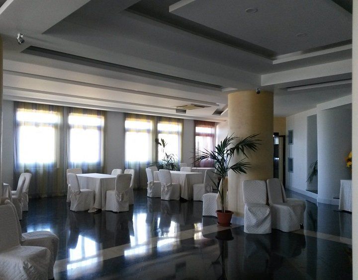 Interno sala con tavoli bianchi