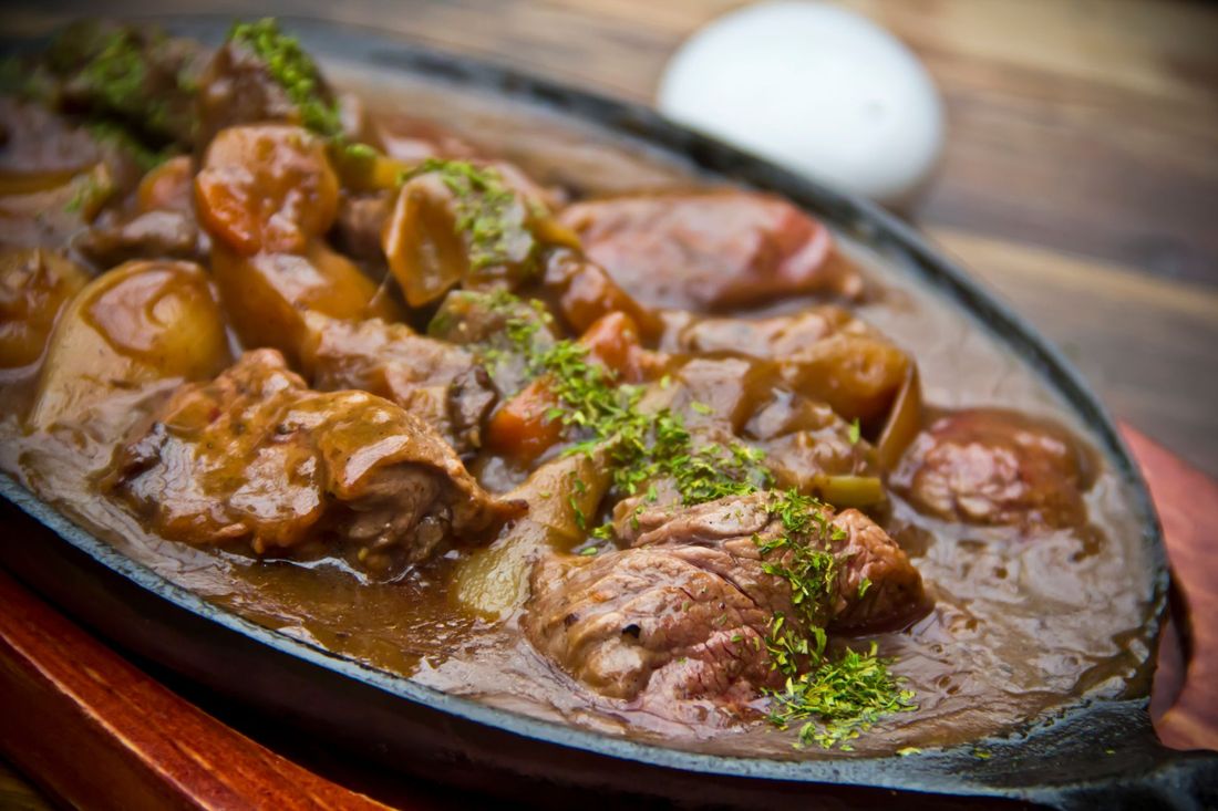 piatto da portata con carne