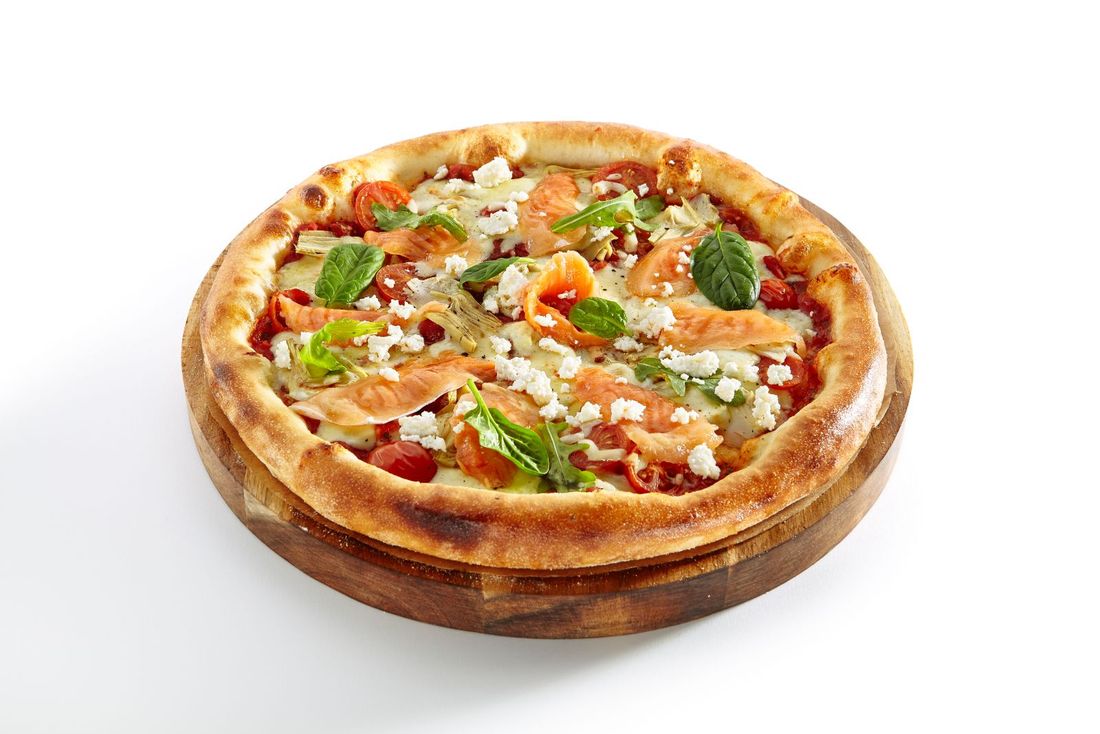 pizza con salmone affumicato e basilico