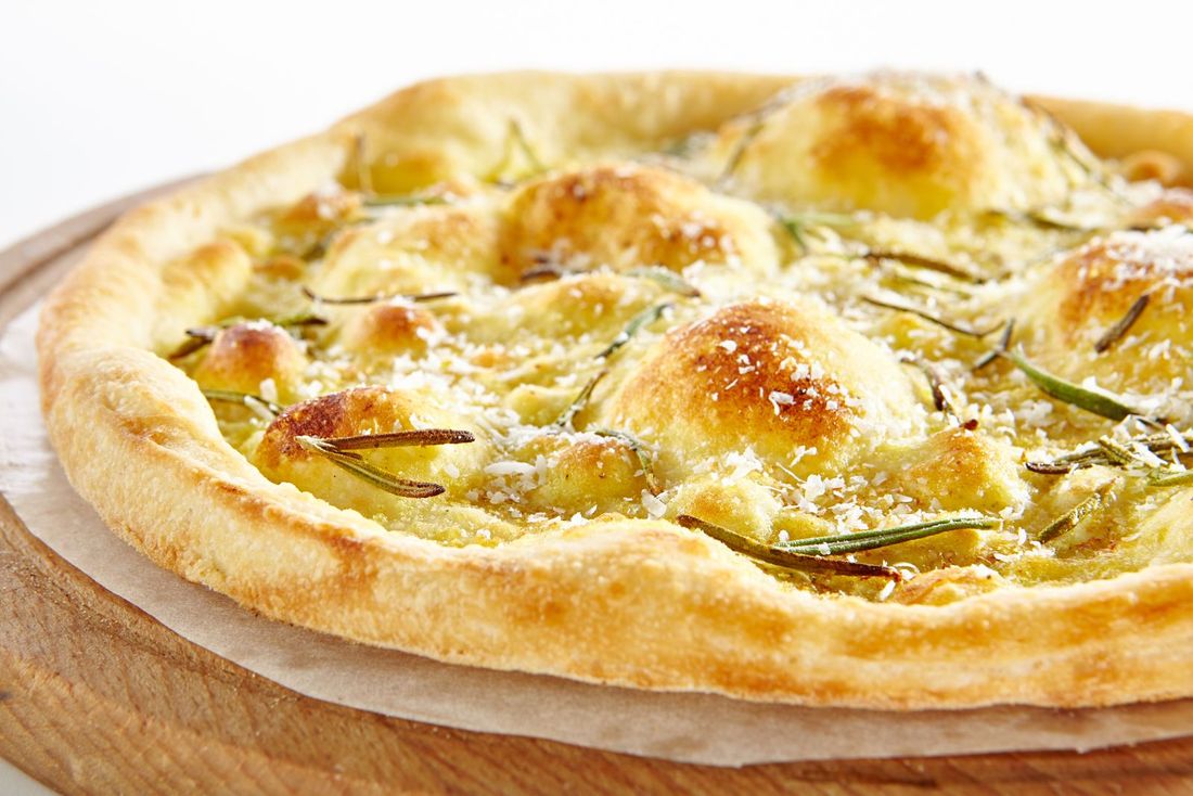 pizza con formaggio e rosmarino