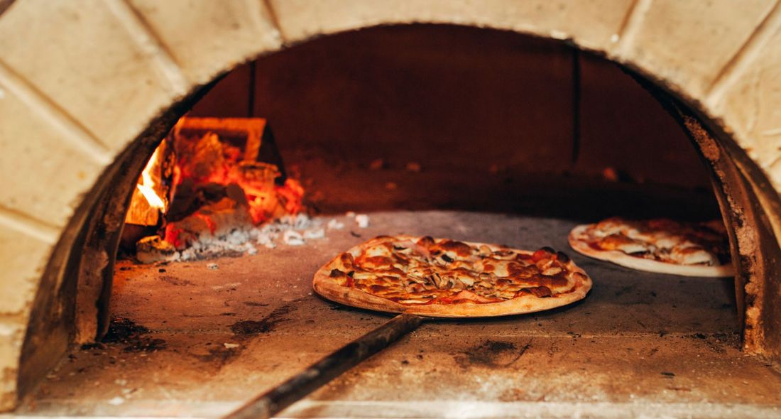 pizza in forno a legna