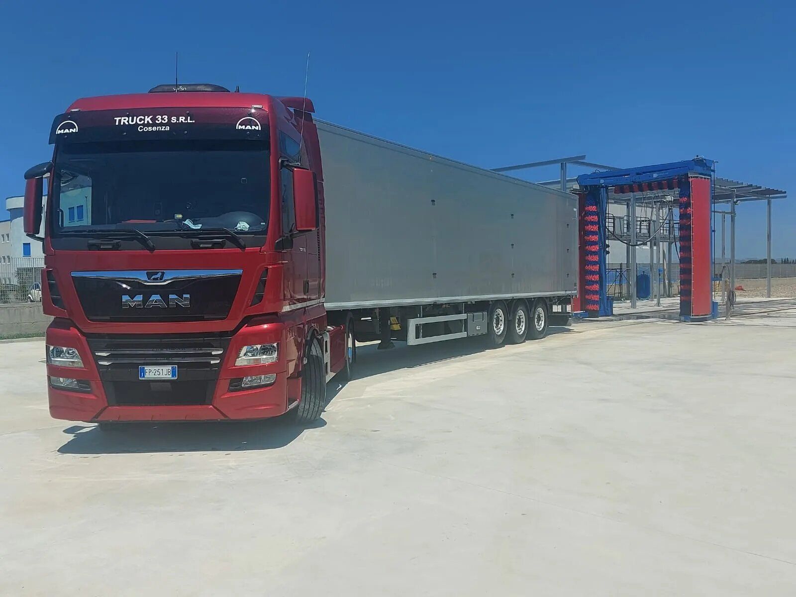 camion con rimorchio appena lavato