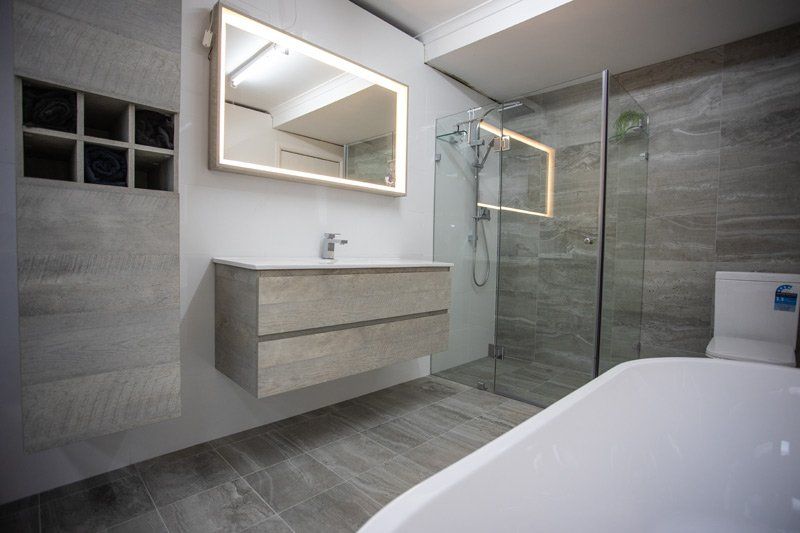 mirror vanity tub